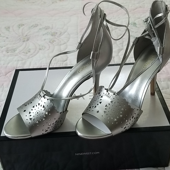 Nwt nine west Silver ankle strap sandal.  Sz 7 - Picture 1 of 5